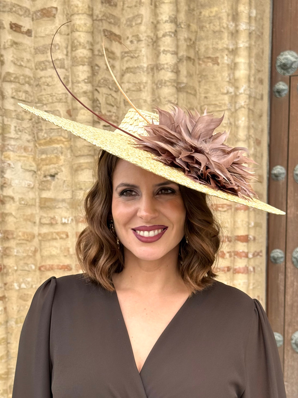 Pamela de Fiesta Avellana Natural con Plumas en Tonos Taupe y Champagne