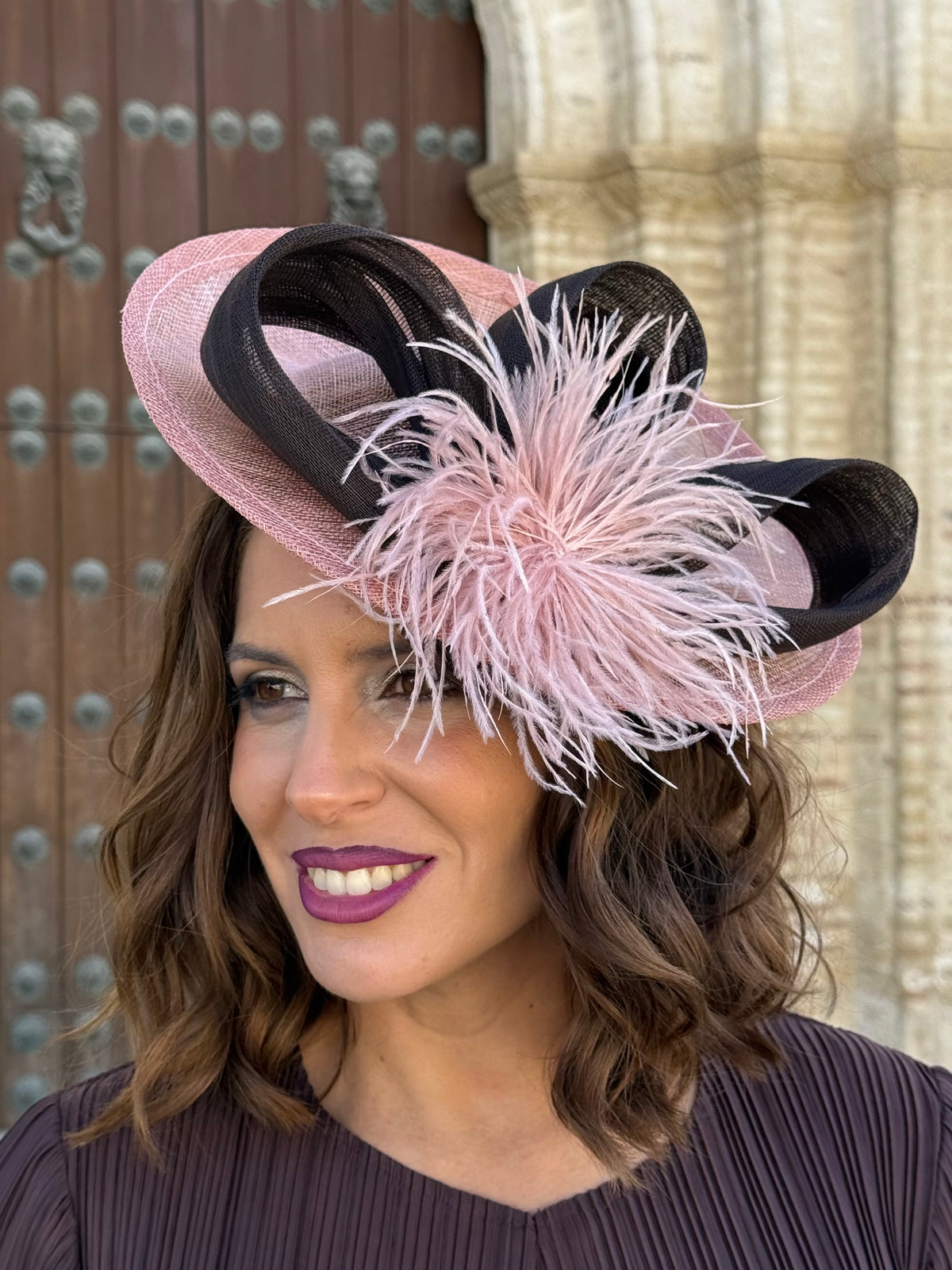 Tocado rosa con lazada marrón chocolate y plumas