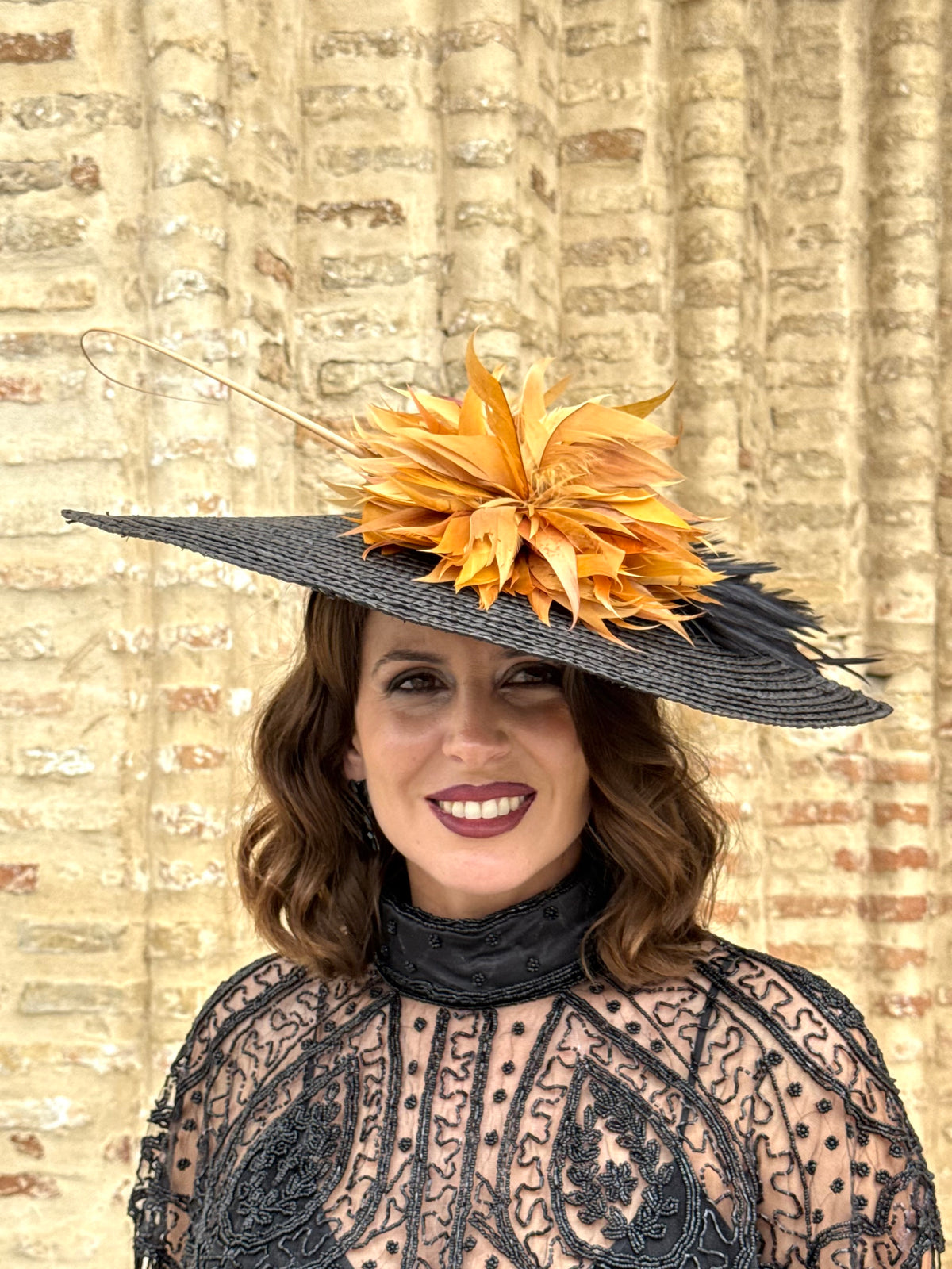Pamela de Fiesta Solera Negra con Plumas Mostaza y Ocre