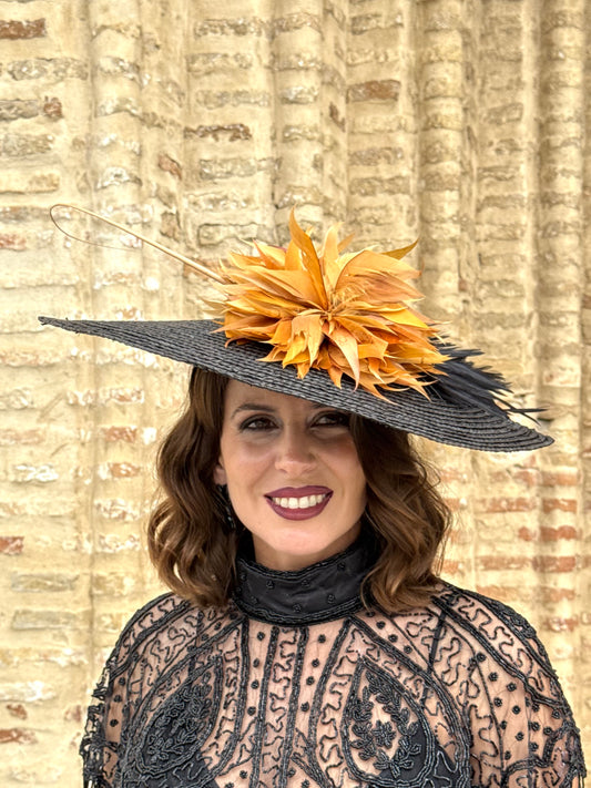Pamela de Fiesta Solera Negra con Plumas Mostaza y Ocre
