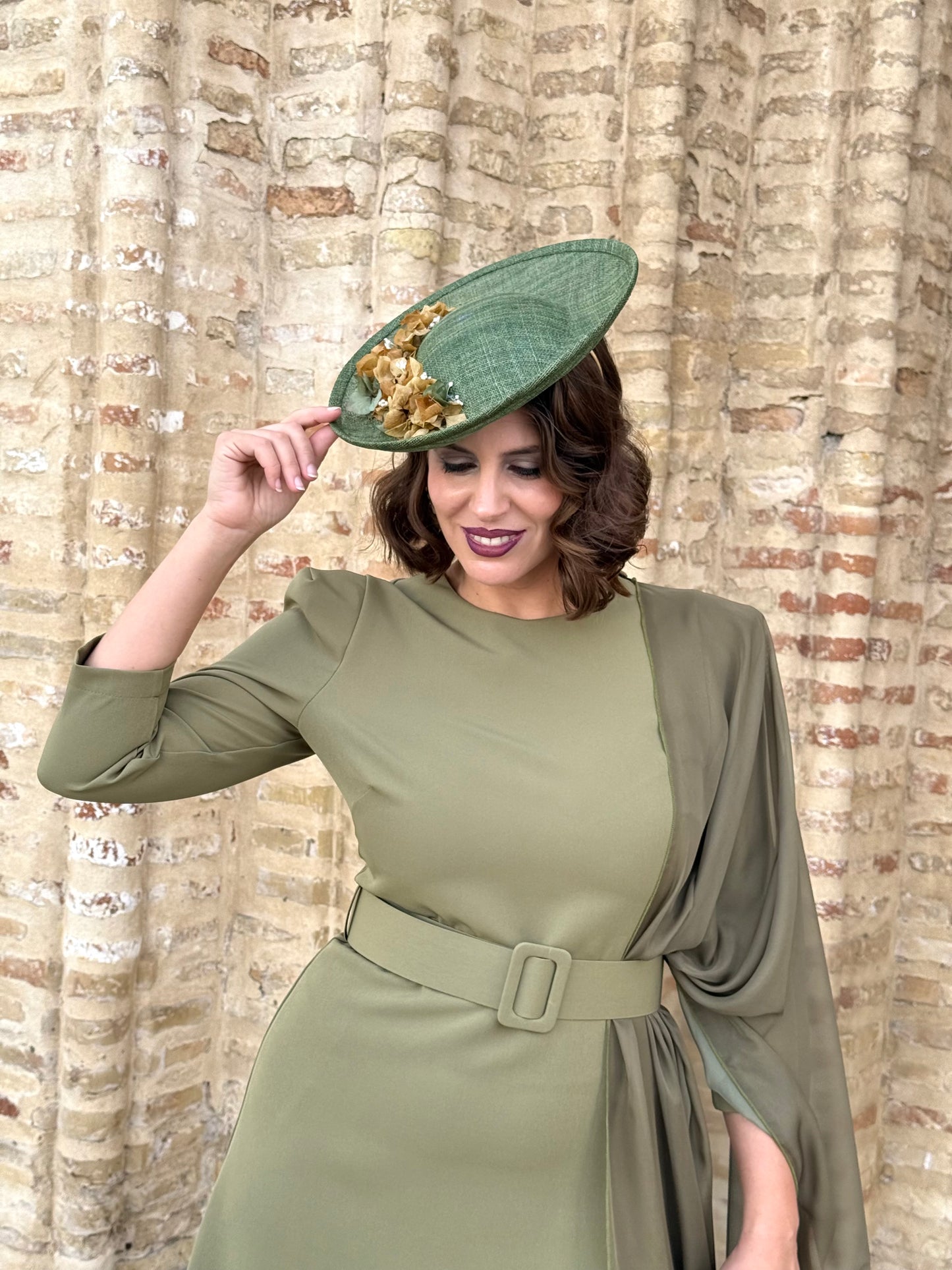 Tocado de Sinamay Verde Oliva con Flores