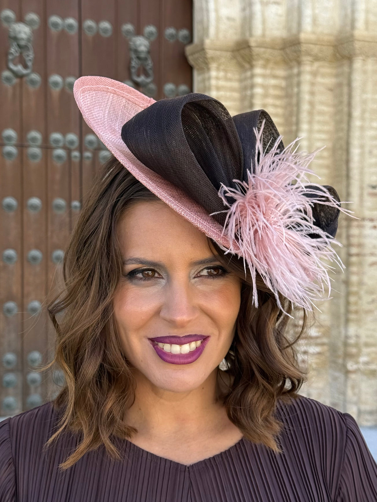 Tocado rosa con lazada marrón chocolate y plumas