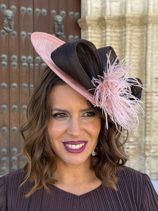 Tocado rosa con lazada marrón chocolate y plumas