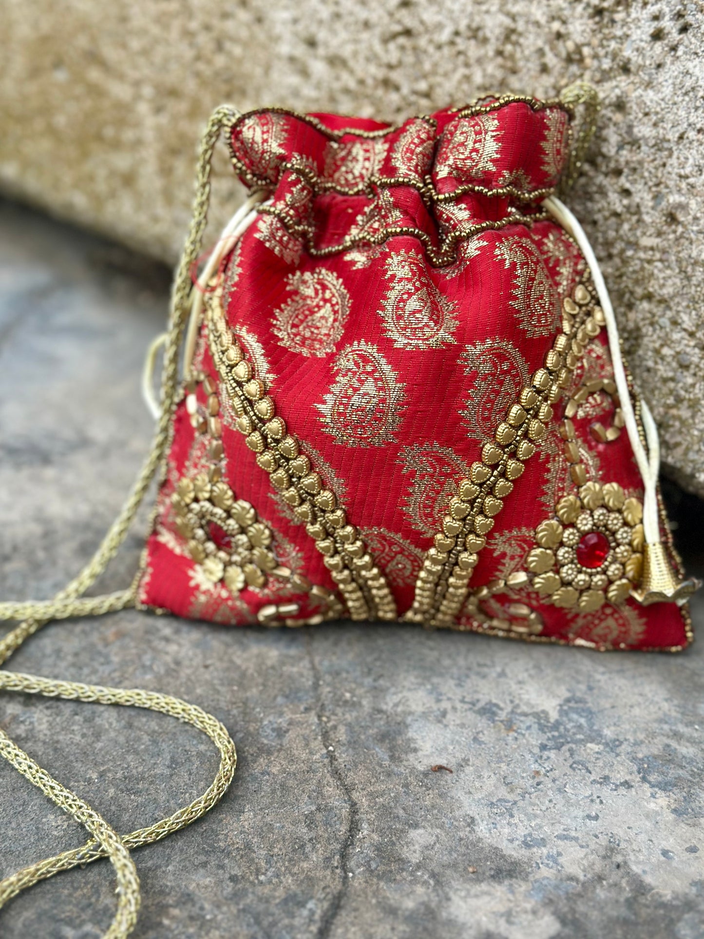 Limosnera Dubái Roja
