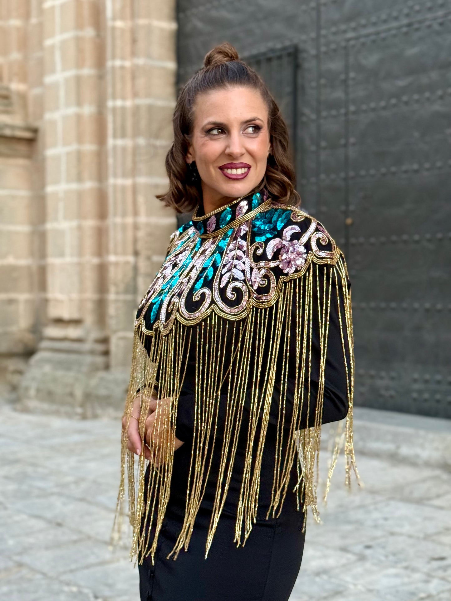 Capa de Fiesta de Pedrería Morada/Dorada