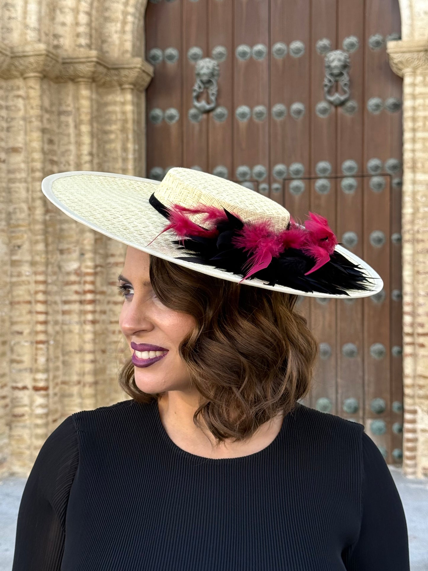 Pamela de fibra trenzada con plumas Negra y Buganvilla
