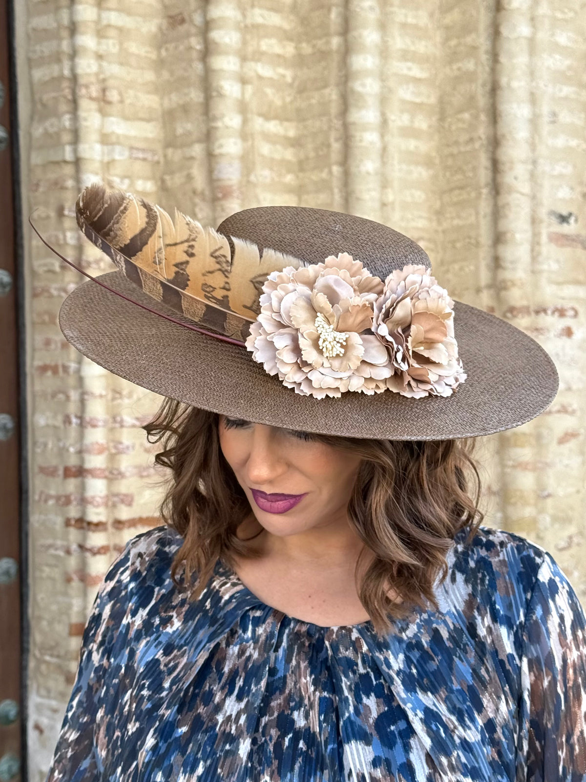 Pamela Martina marrón topo con flores beige y plumas