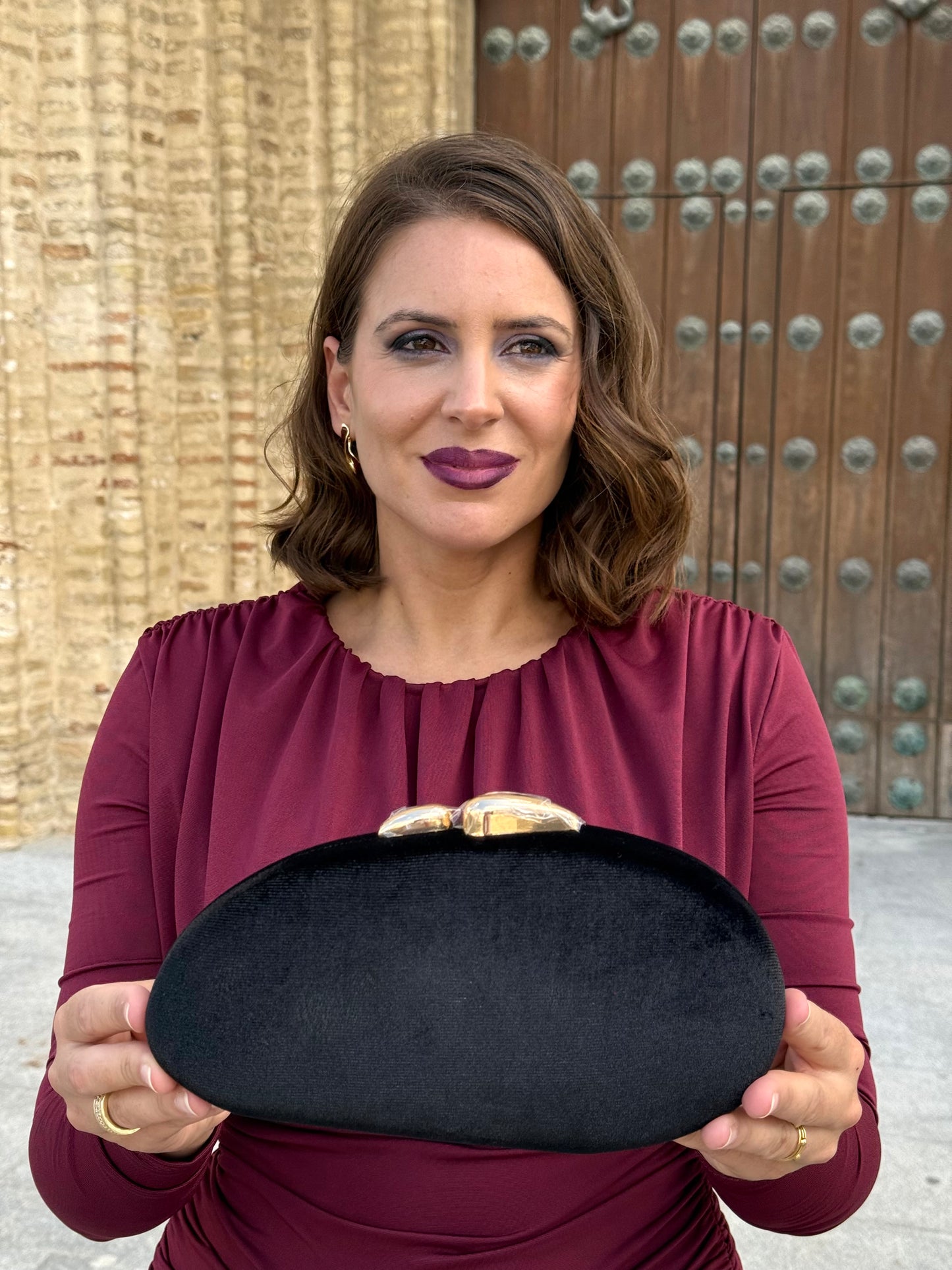 Bolso Clutch Ovalado de Terciopelo Negro
