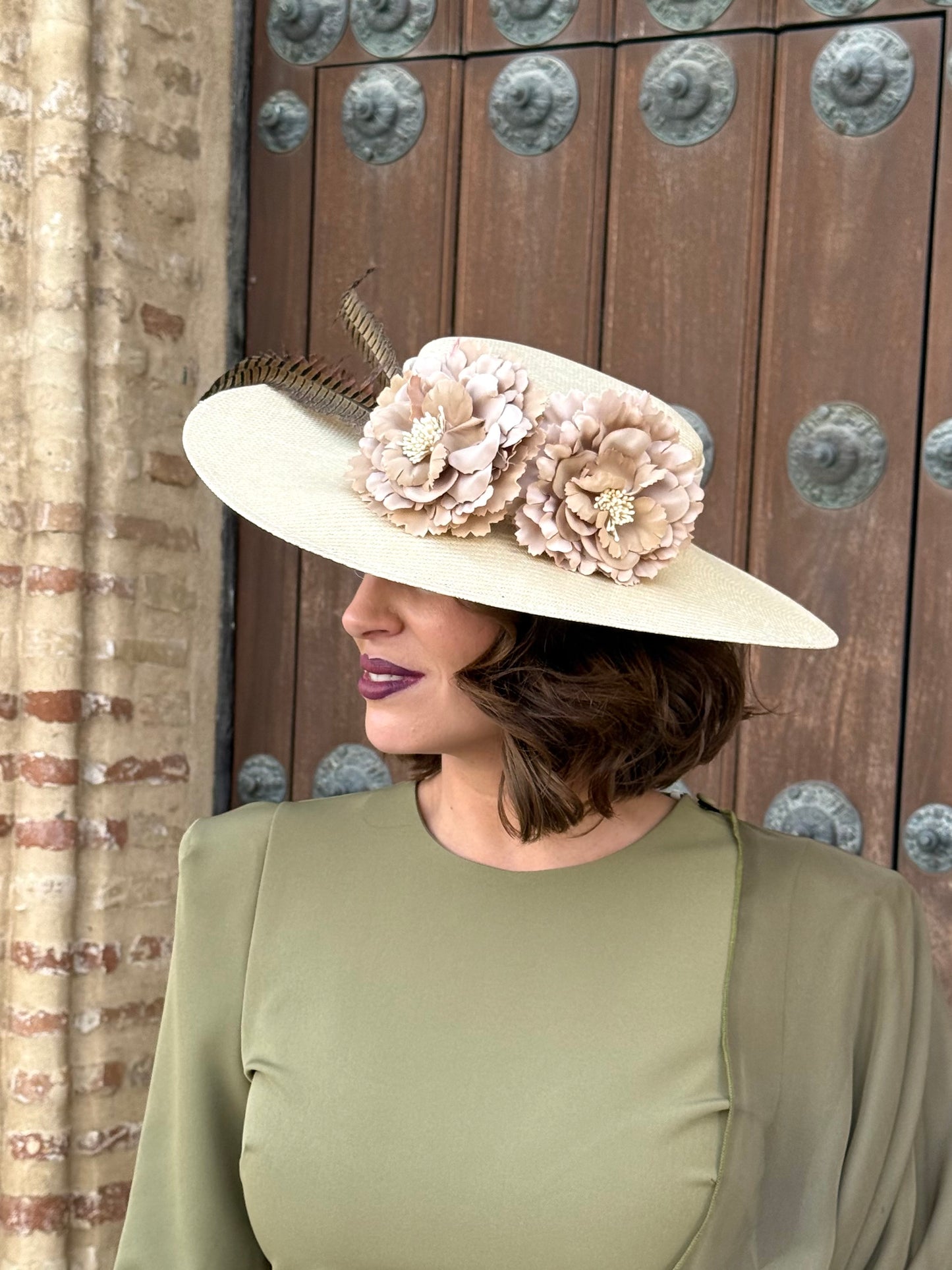 Pamela de Sinamay Natural con Flores y Plumas Faisán