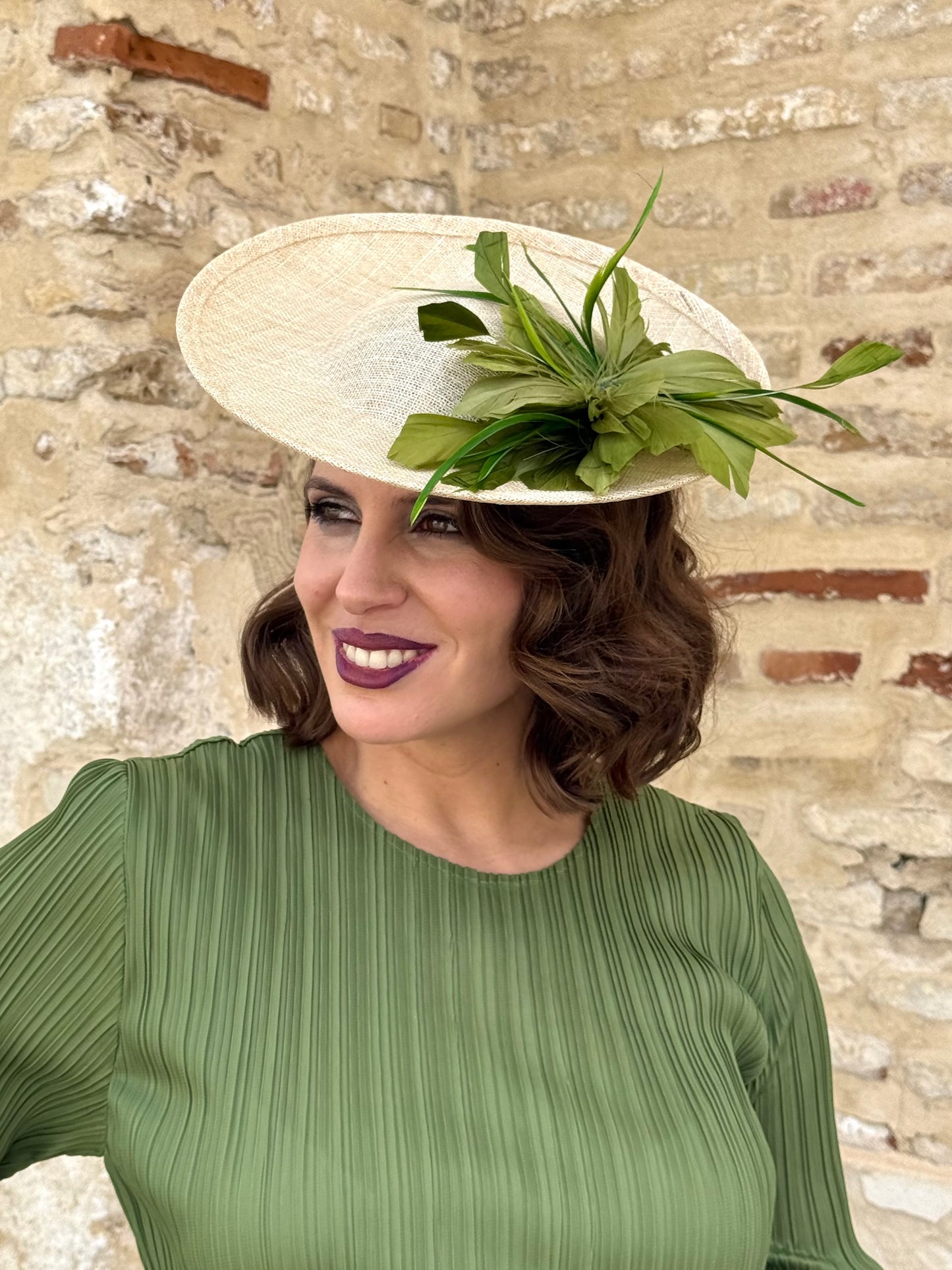 Tocado de Sinamay Natural con Plumas Verdes