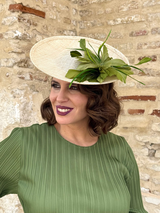 Tocado de Sinamay Natural con Plumas Verdes
