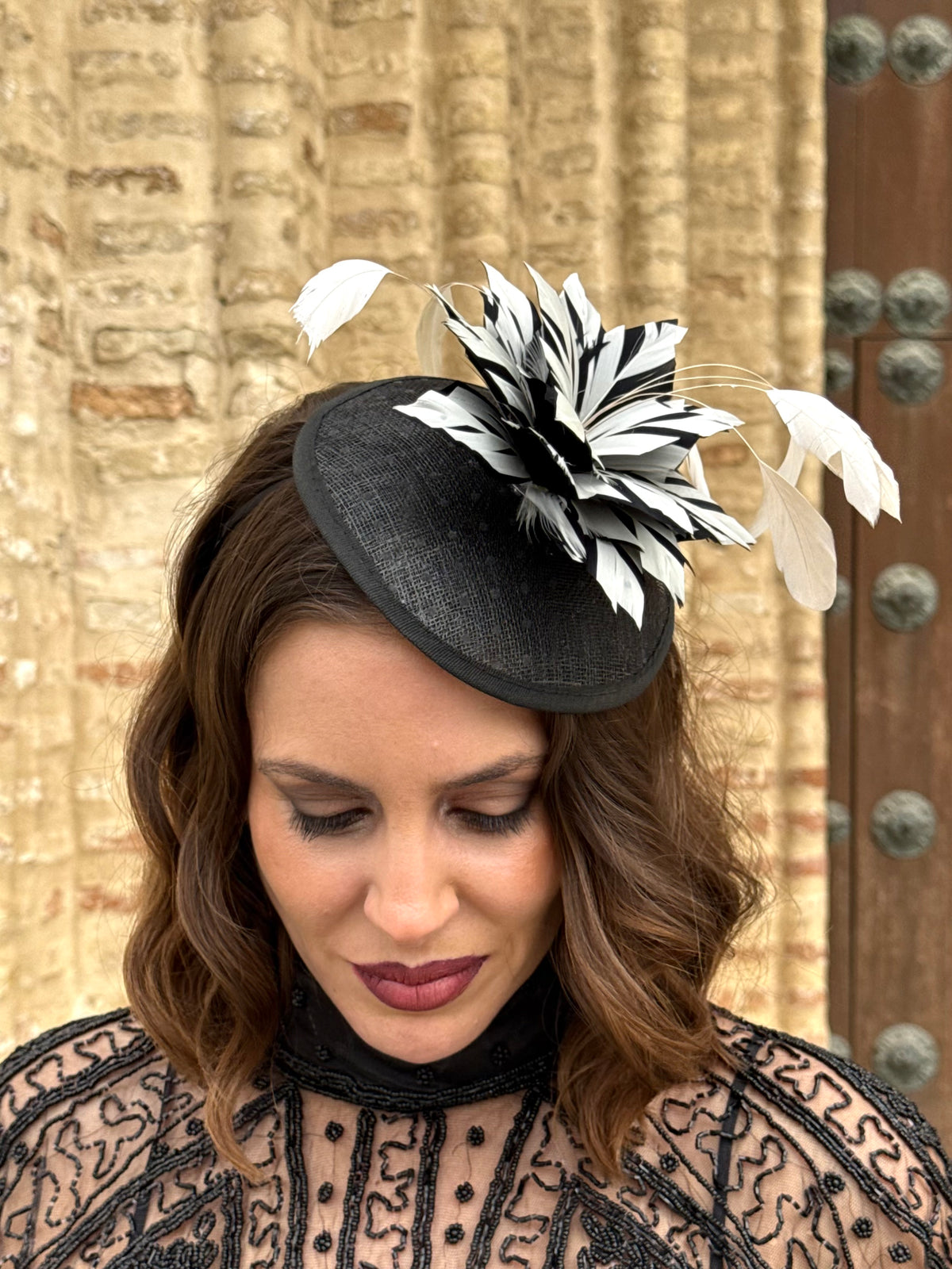 Tocado de fiesta con plumas en blanco y negro