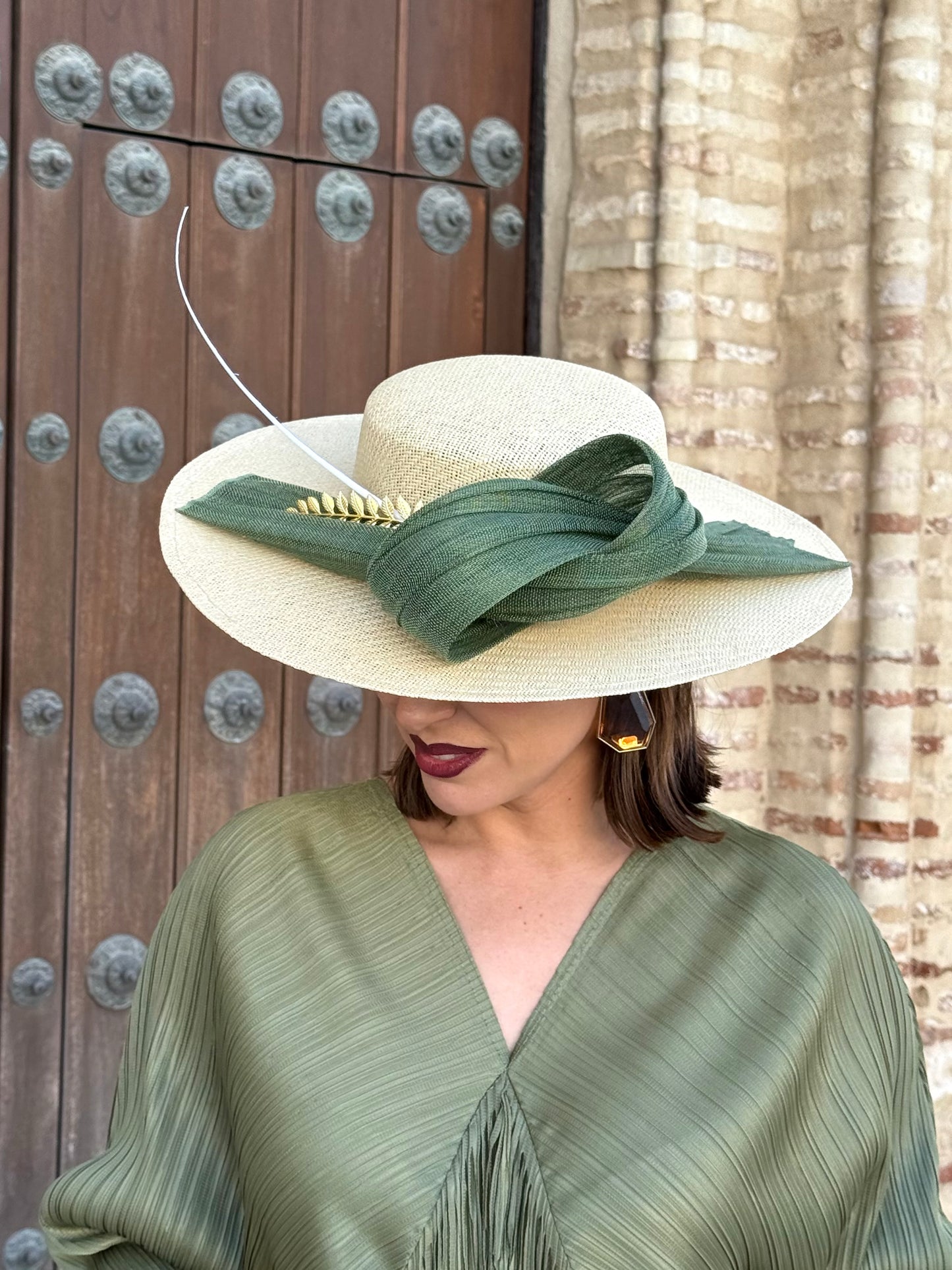 Pamela de invitada con lazada verde
