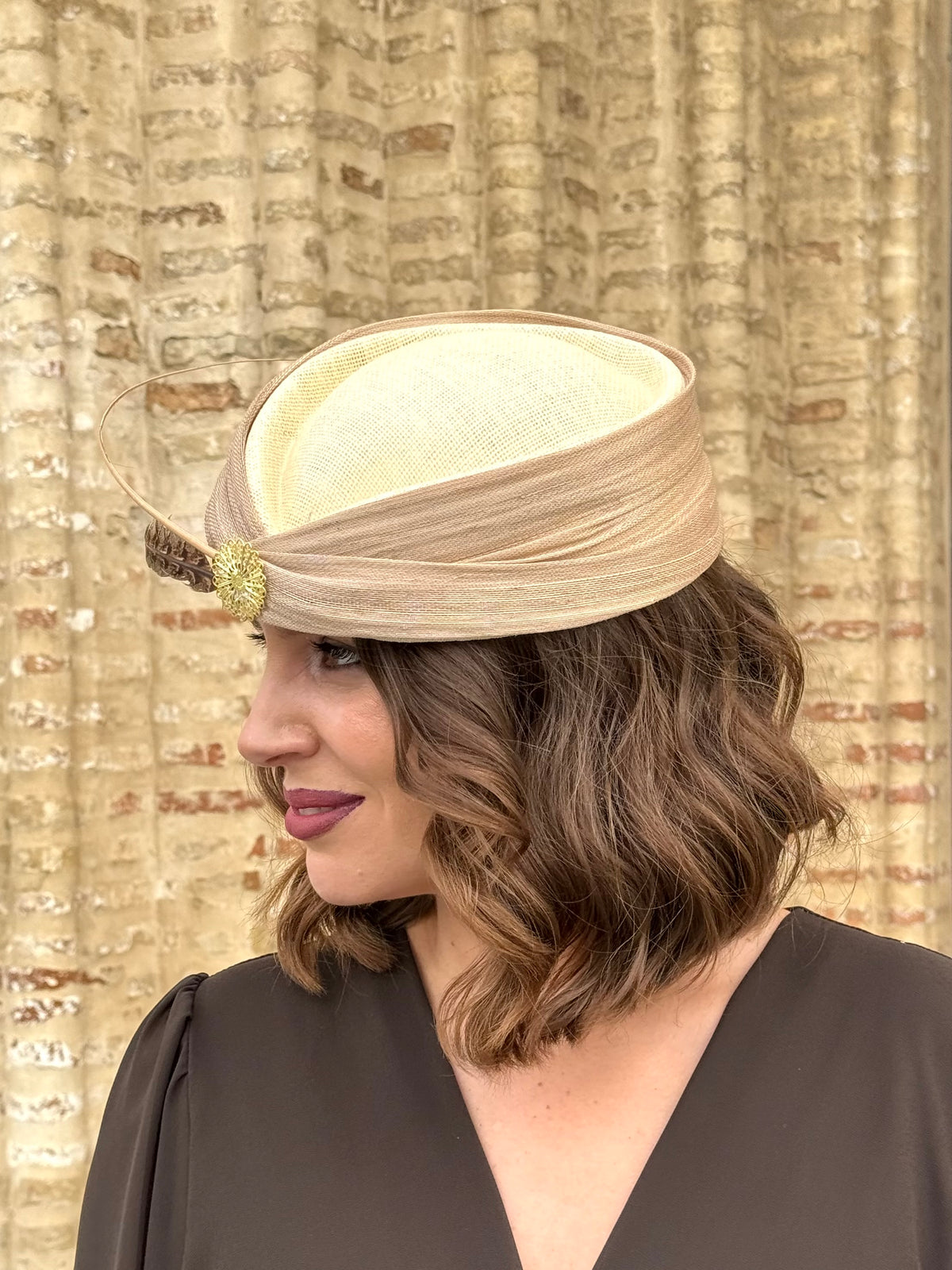 Tocado de Fiesta Dalia en Marfil y Taupe con Pluma y Adorno Dorado