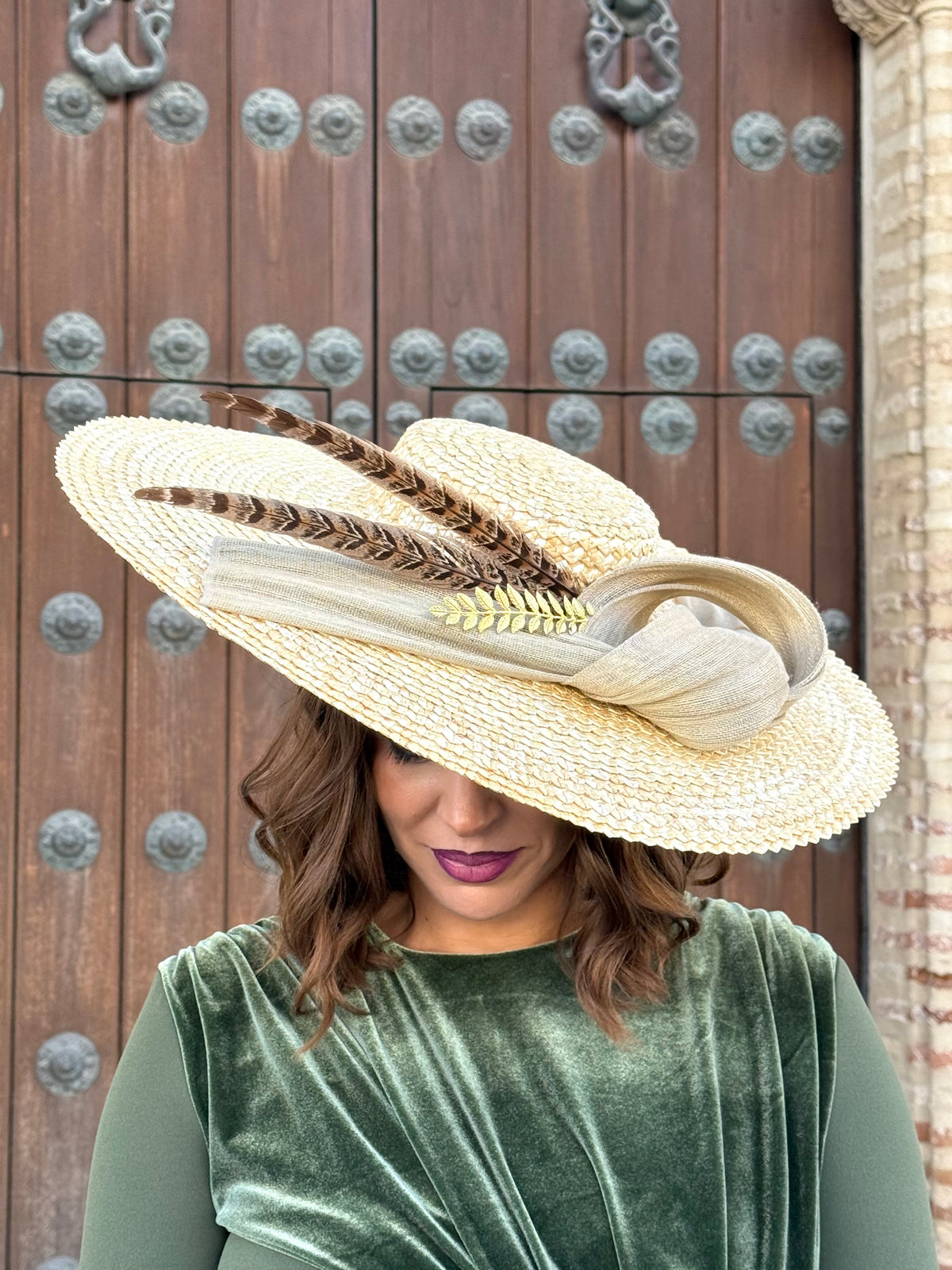 Pamela Leonor natural con lazada beige y plumas