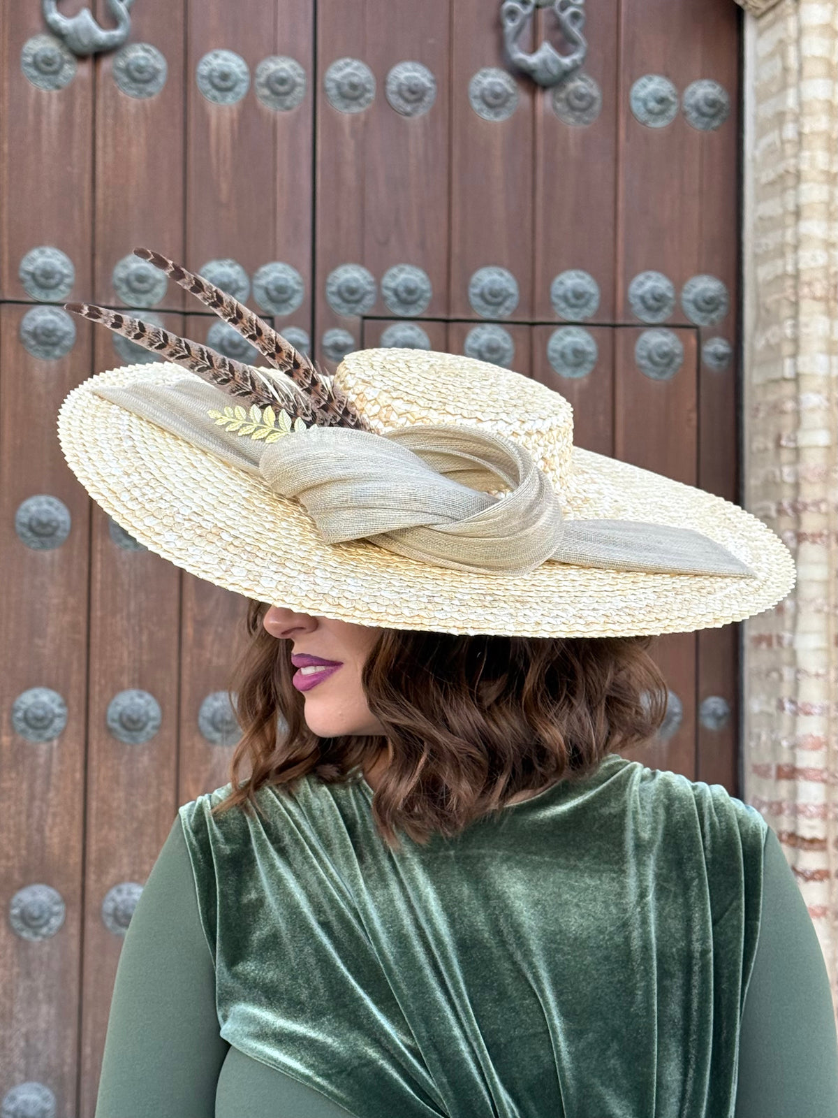 Pamela Leonor natural con lazada beige y plumas