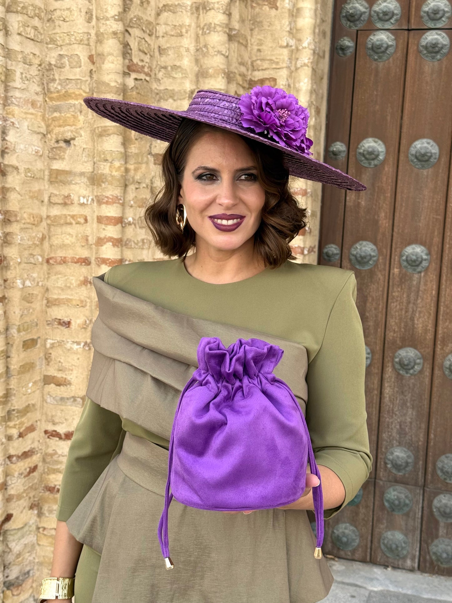 Limosnera Alejandra Morada
