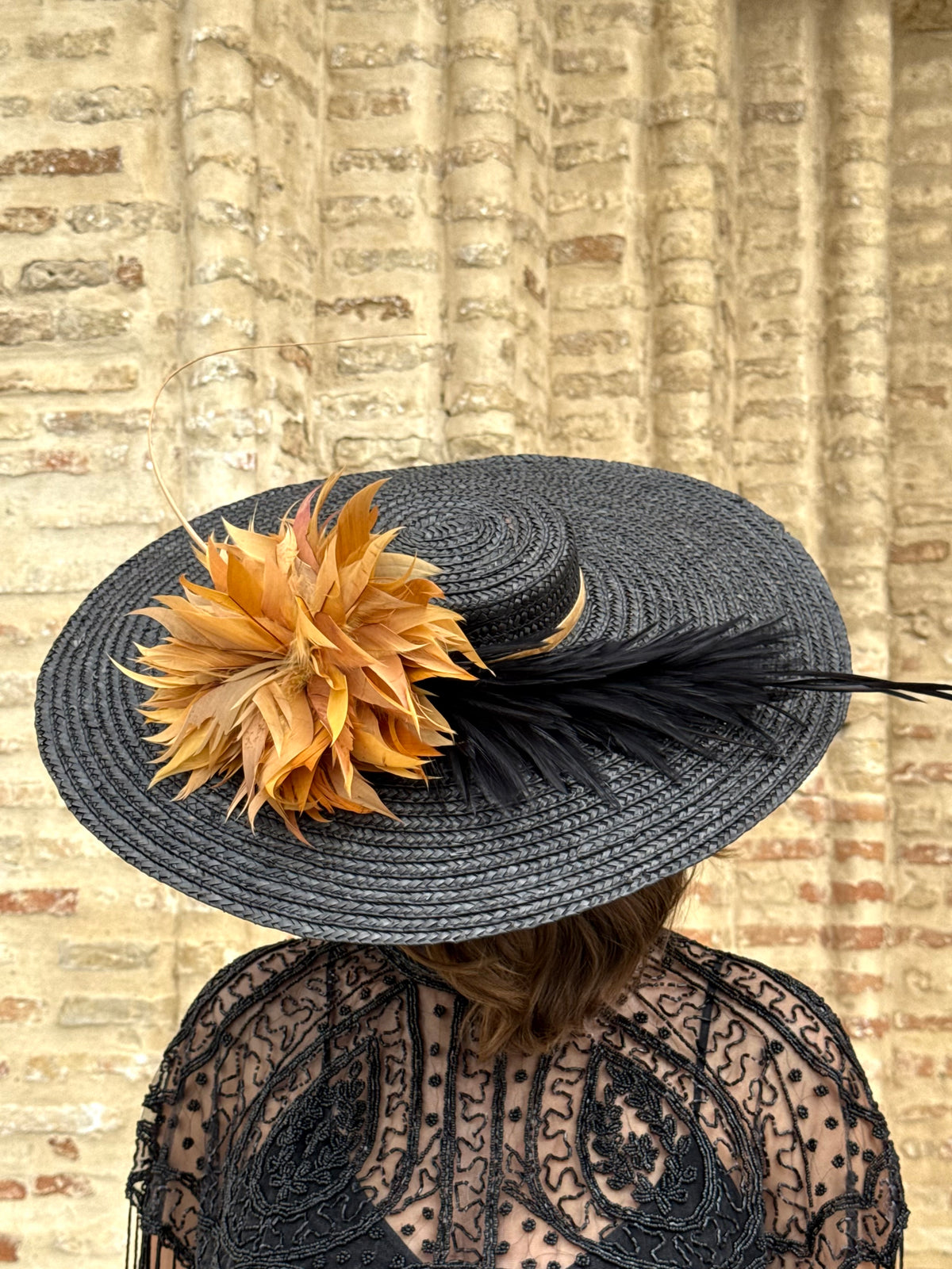 Pamela de Fiesta Solera Negra con Plumas Mostaza y Ocre