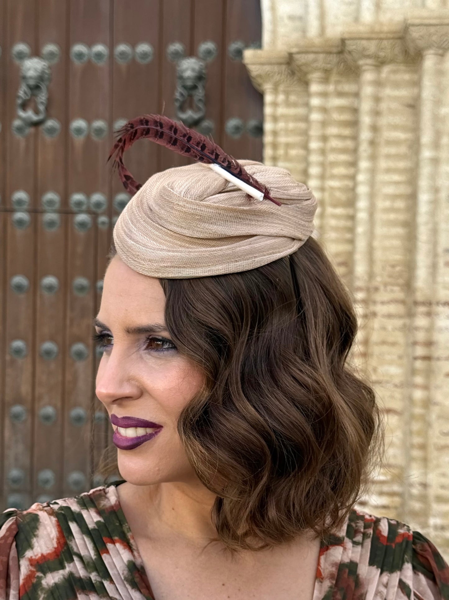 Tocado de Sinamay beige con Pluma de Faisán