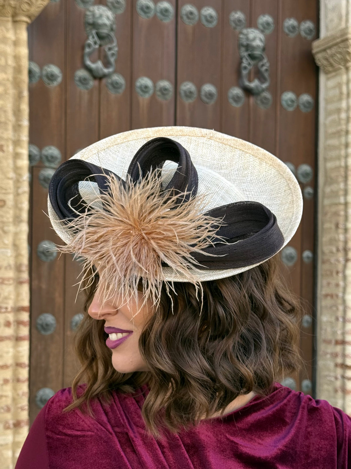 Tocado beige con lazada marrón chocolate y plumas camel