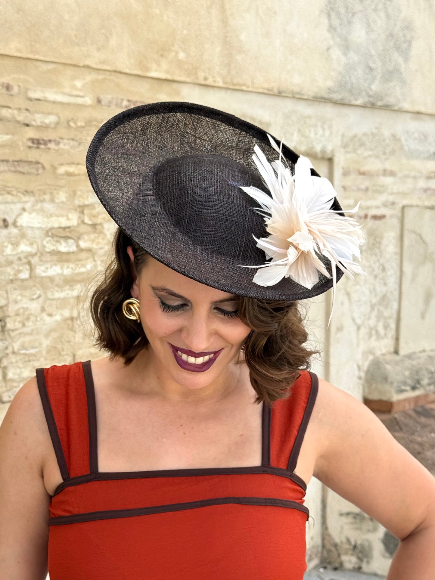 Tocado de Sinamay Marrón con Plumas Marfil