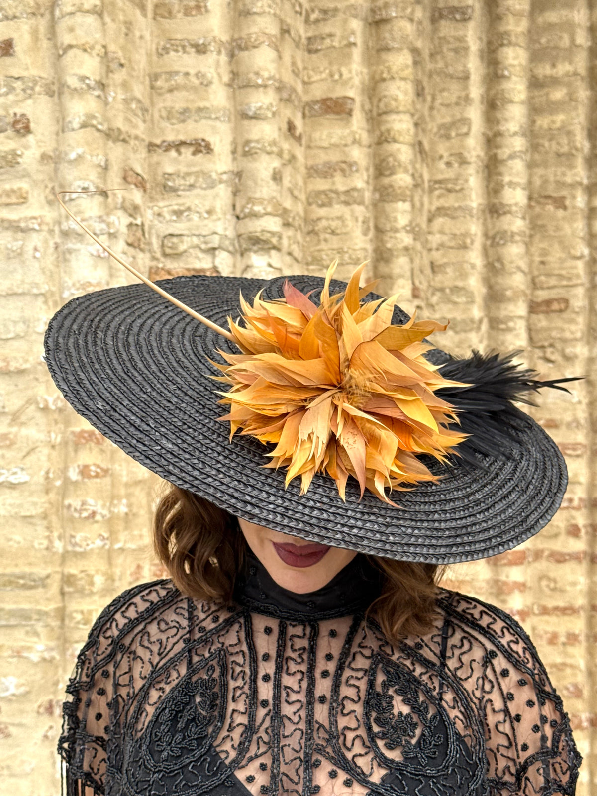 Pamela de Fiesta Solera Negra con Plumas Mostaza y Ocre