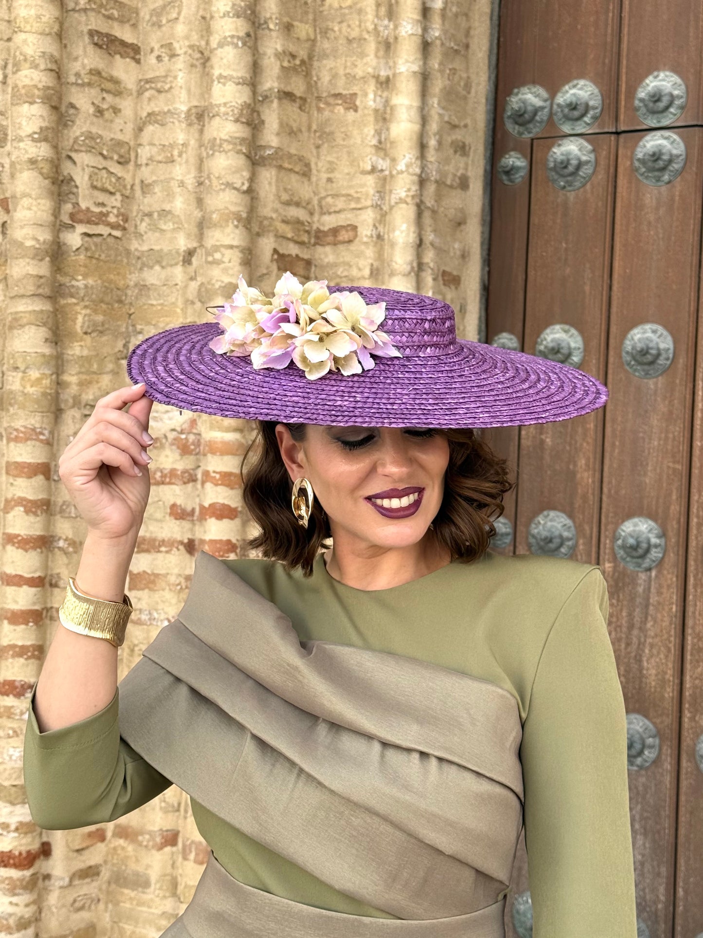 Pamela de rafia morada con flores