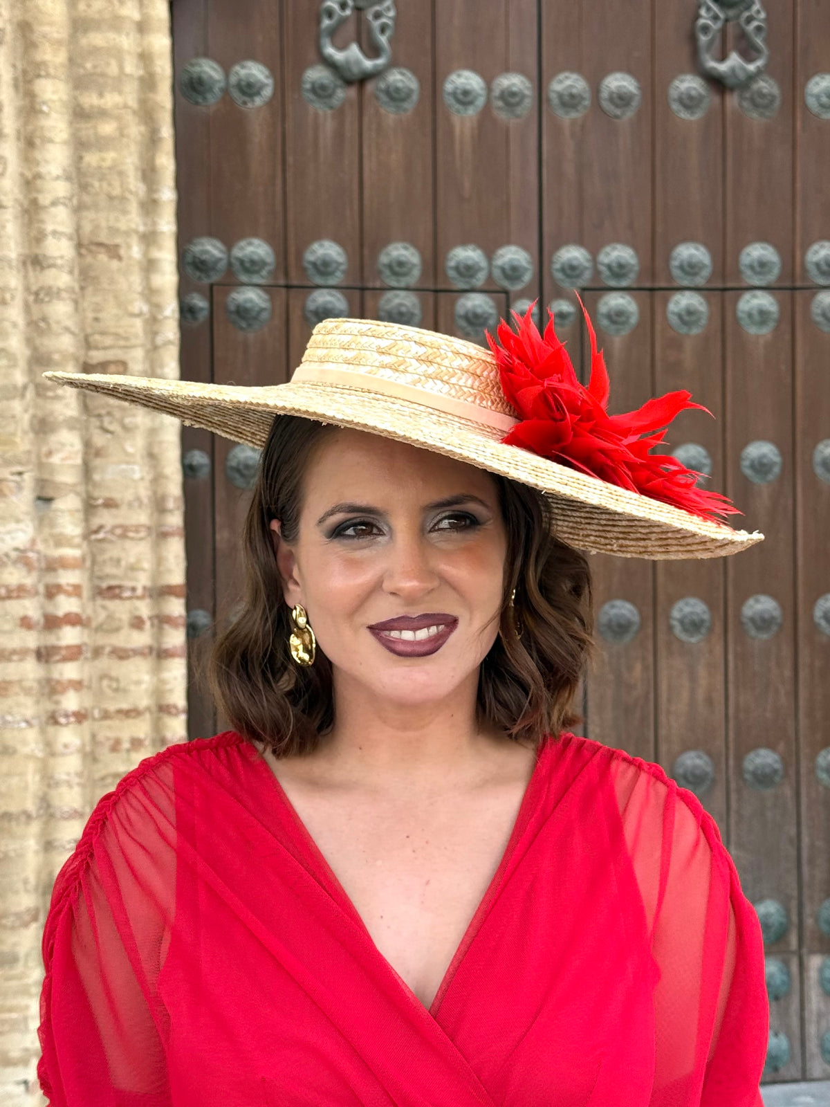 Pamela Carmesí en tono natural con plumas rojas