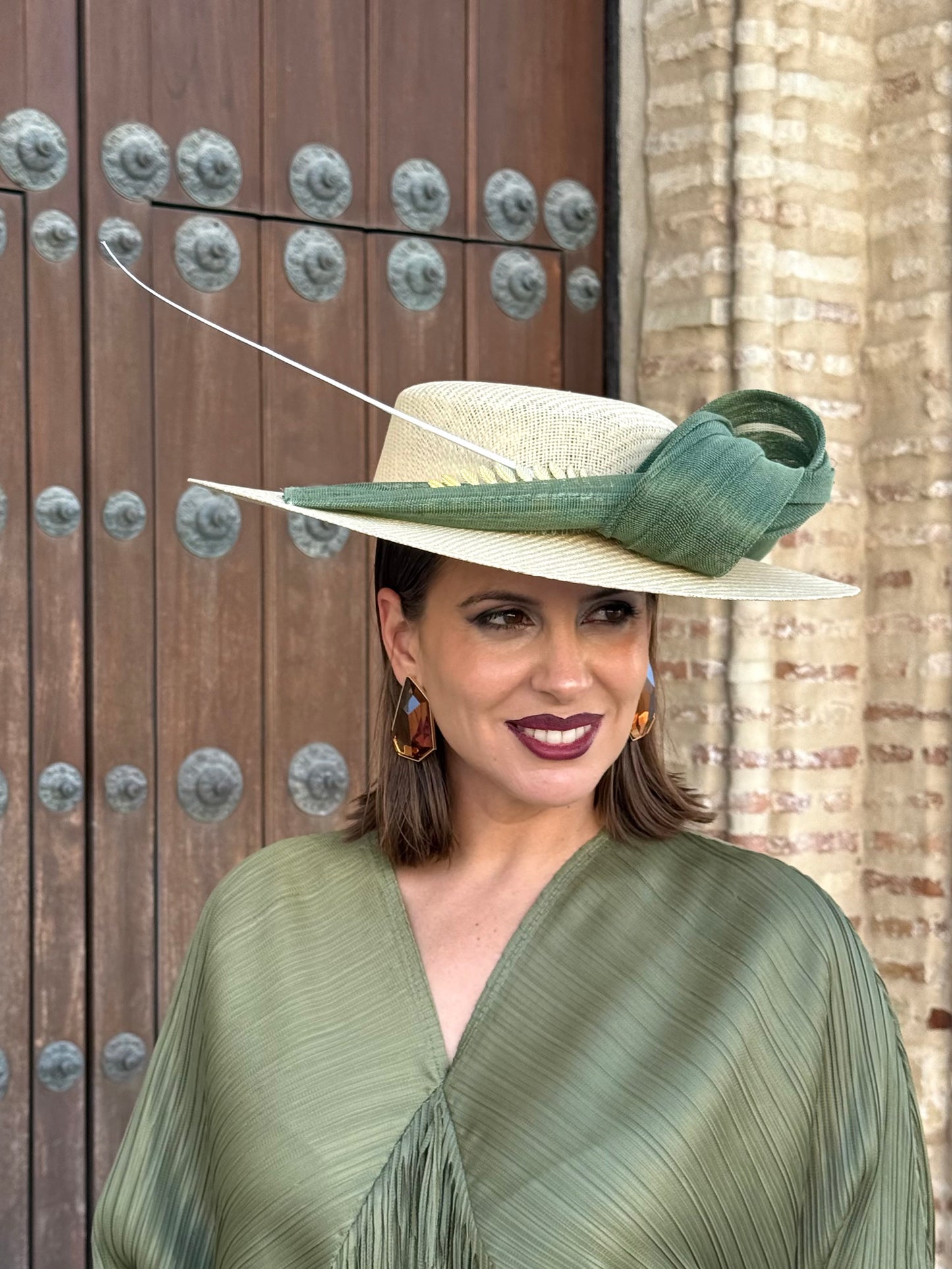 Pamela de invitada con lazada verde