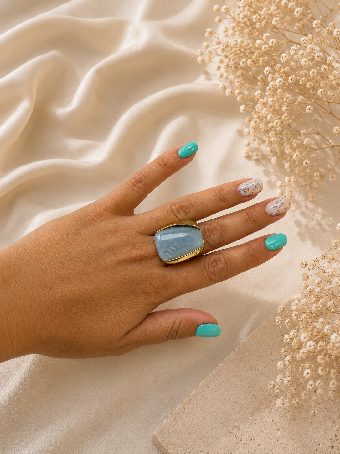 Anillo Dorado con Piedra Azul Cielo