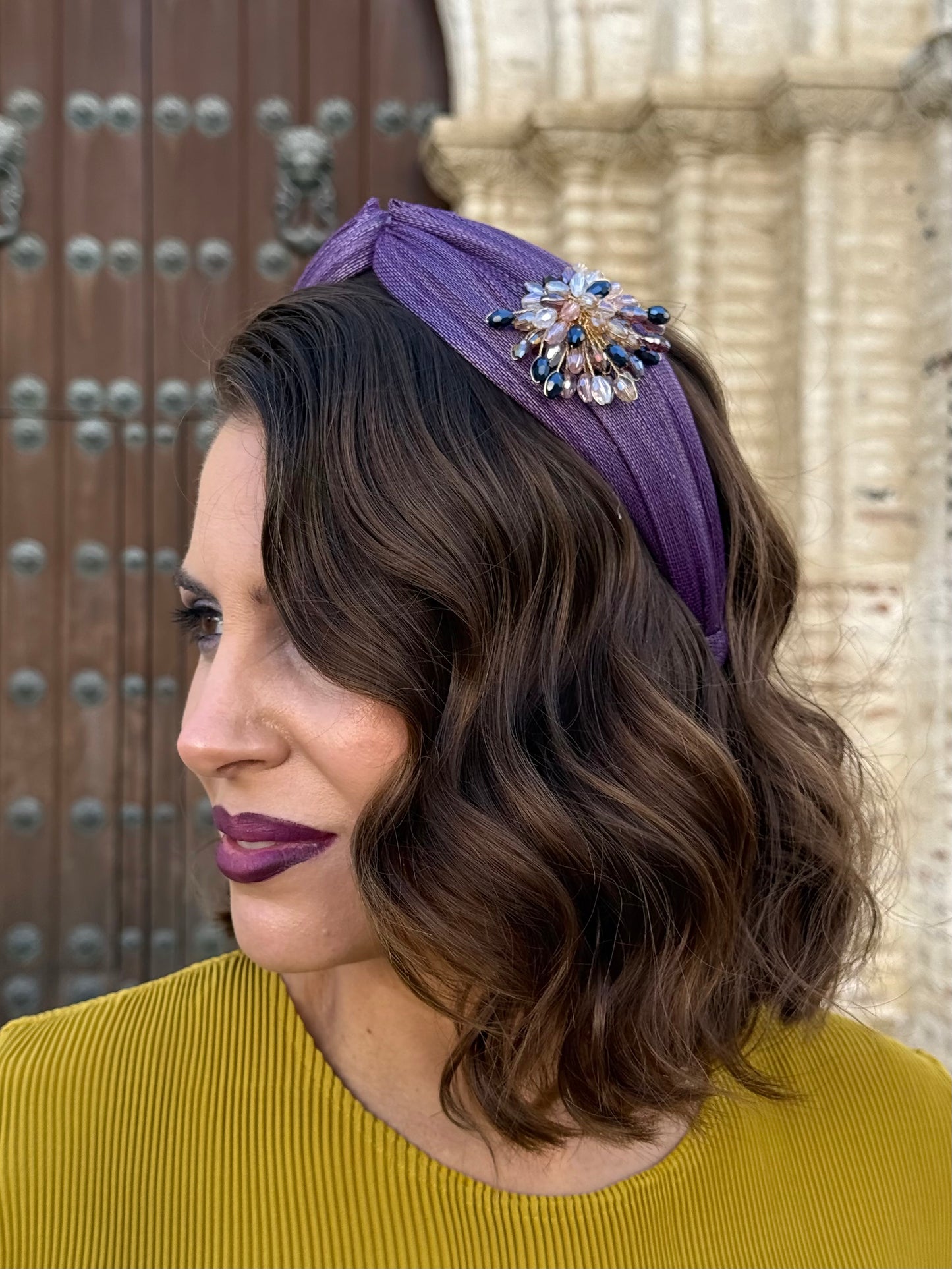 Diadema de sinamay con pedrería Morado