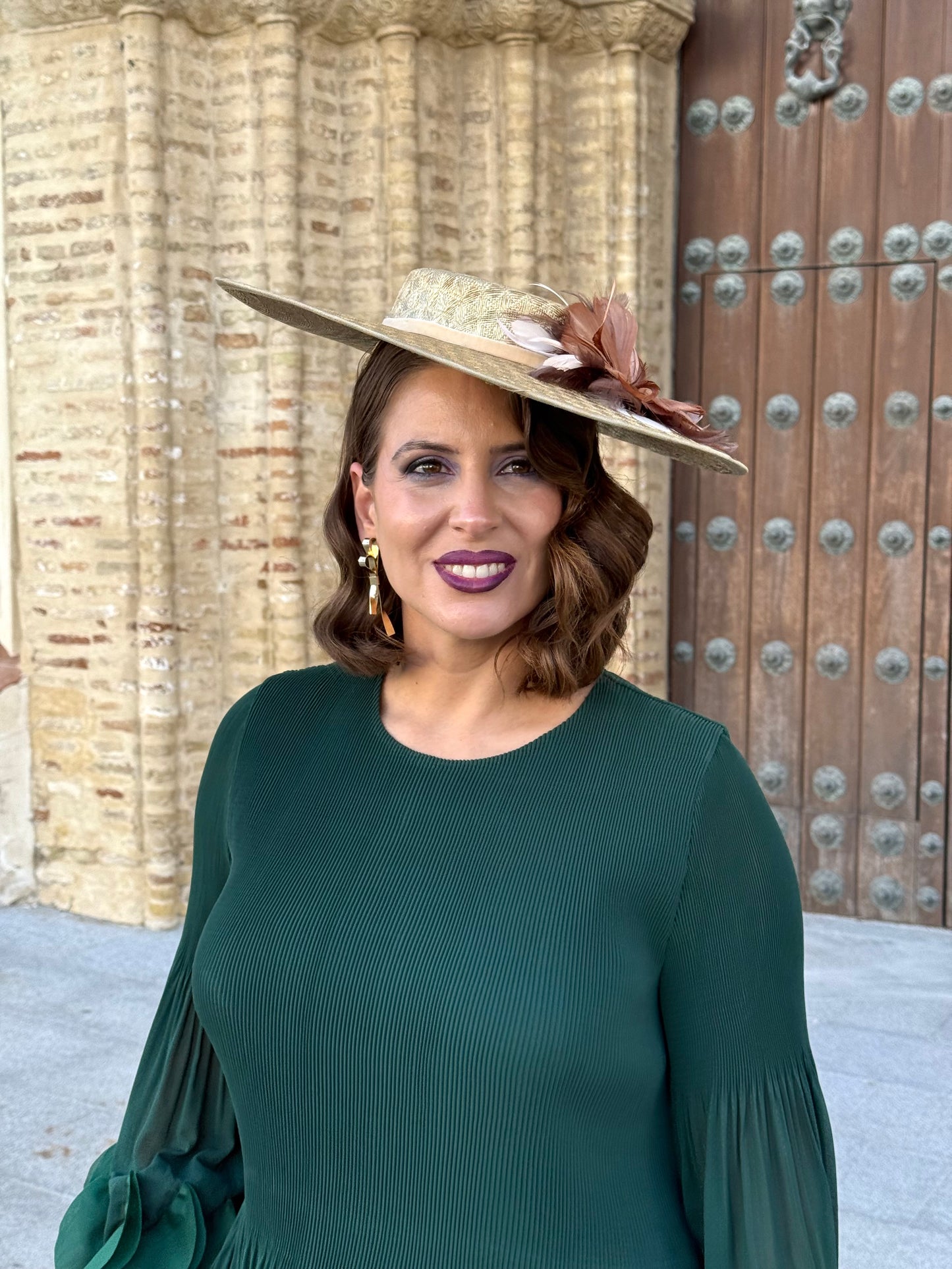 Pamela de fibra trenzada con flores de plumas