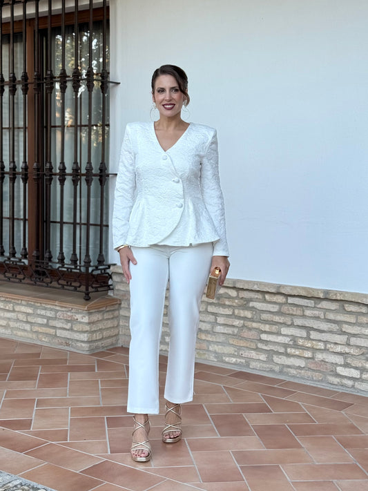 Conjunto Blanco de Chaqueta Brocada y pantalón Recto