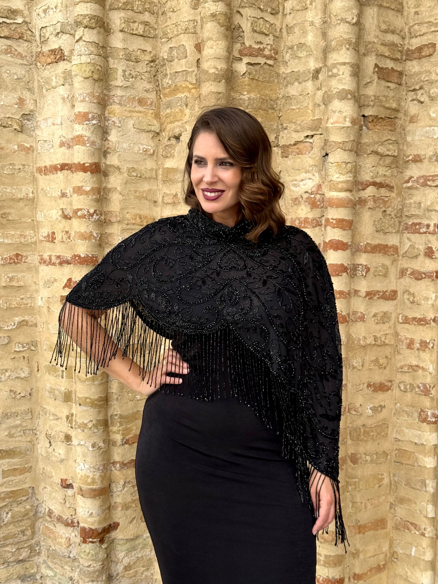 Capa de pedrería Asimétrica Negra