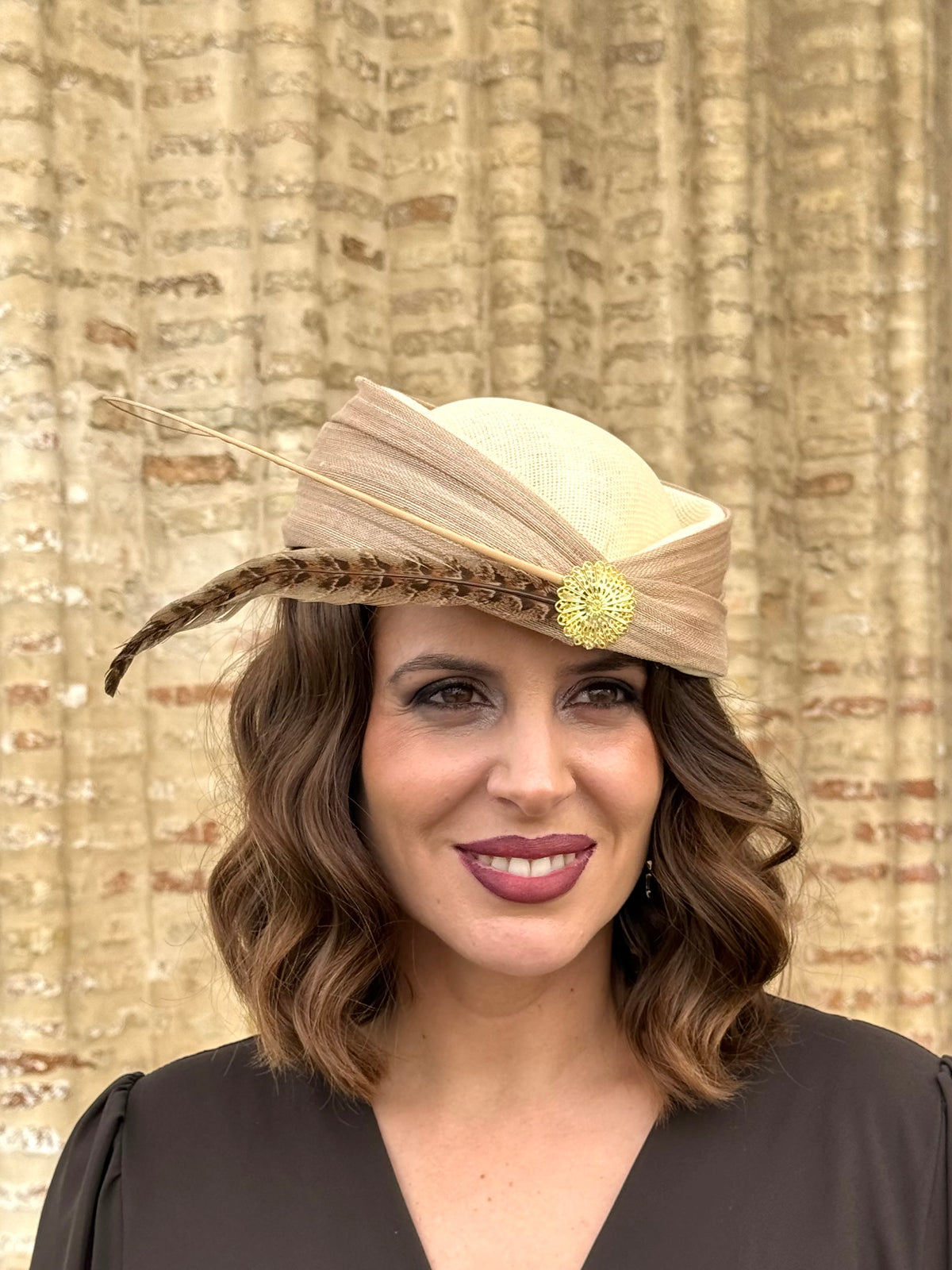Tocado de Fiesta Dalia en Marfil y Taupe con Pluma y Adorno Dorado