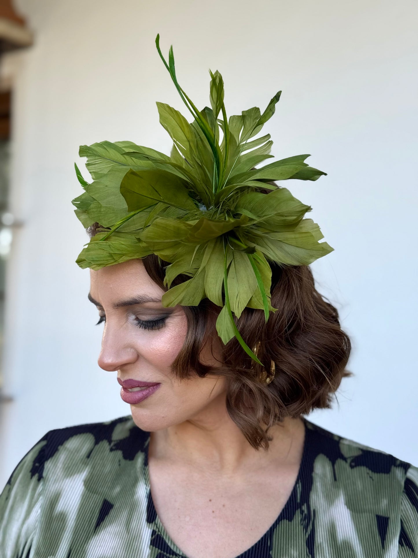 Diadema verde oliva con plumas
