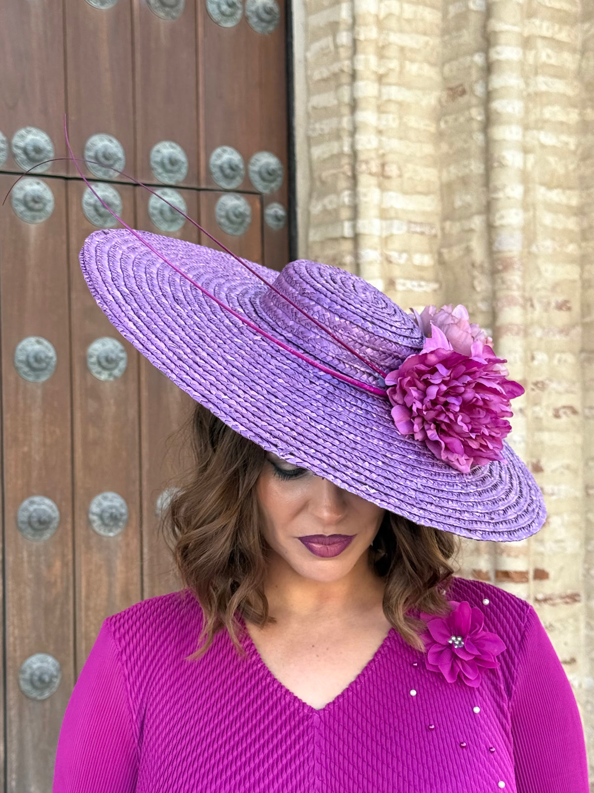 Pamela Violeta morada con flores y plumas decorativas