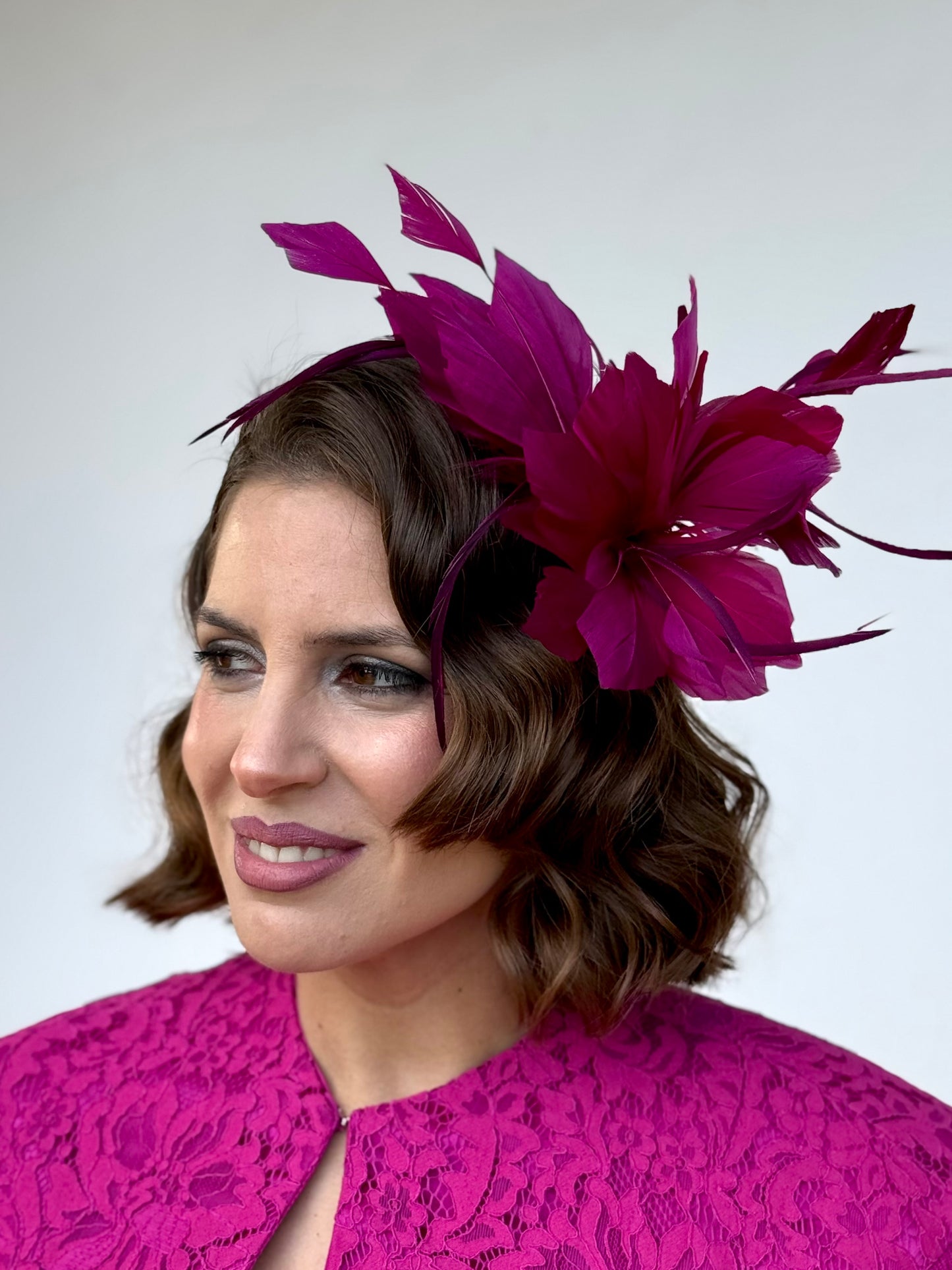 Diadema buganvilla con plumas
