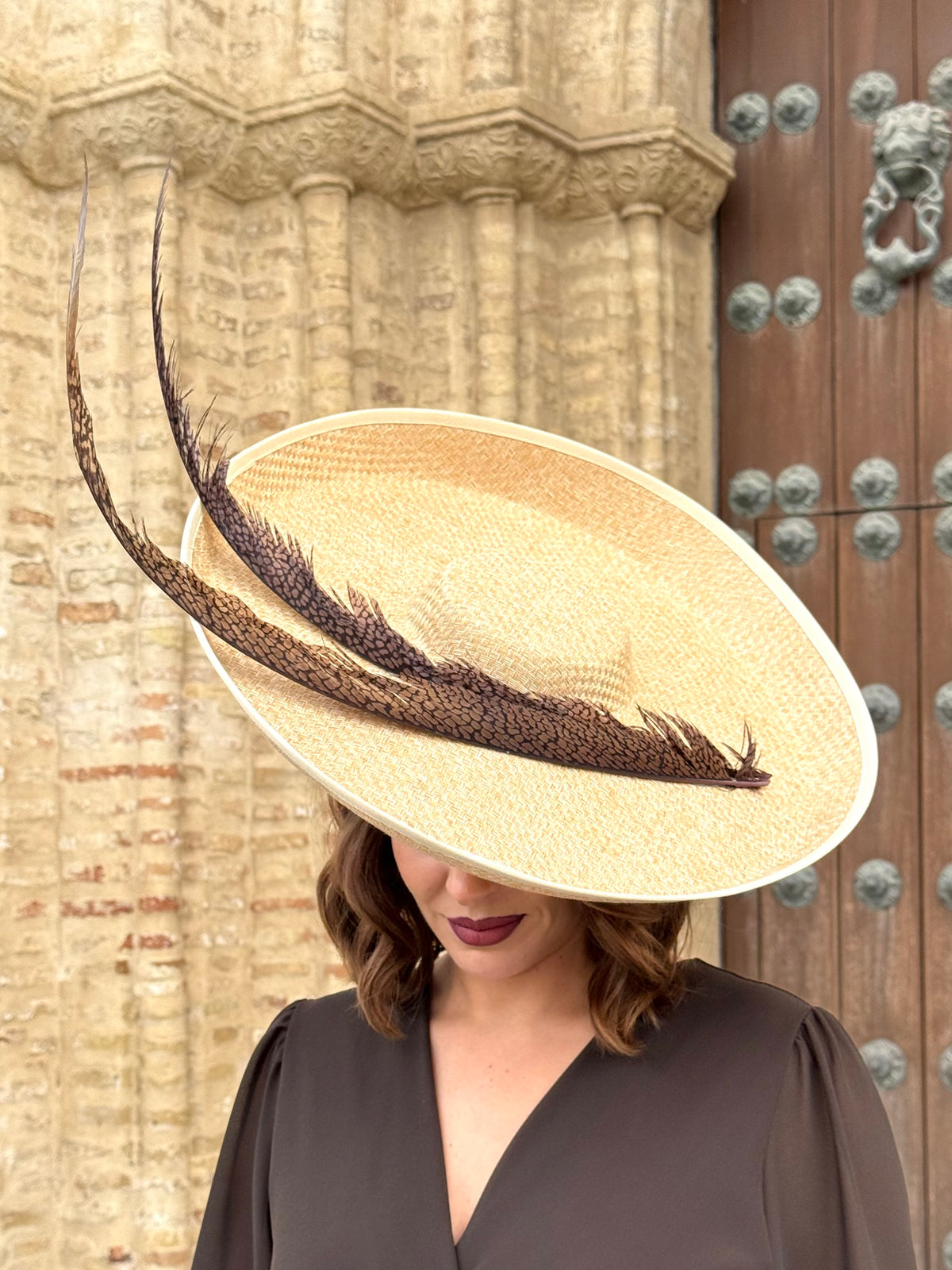 Pamela de Fiesta Siena Natural con Plumas en Tonos Marrones