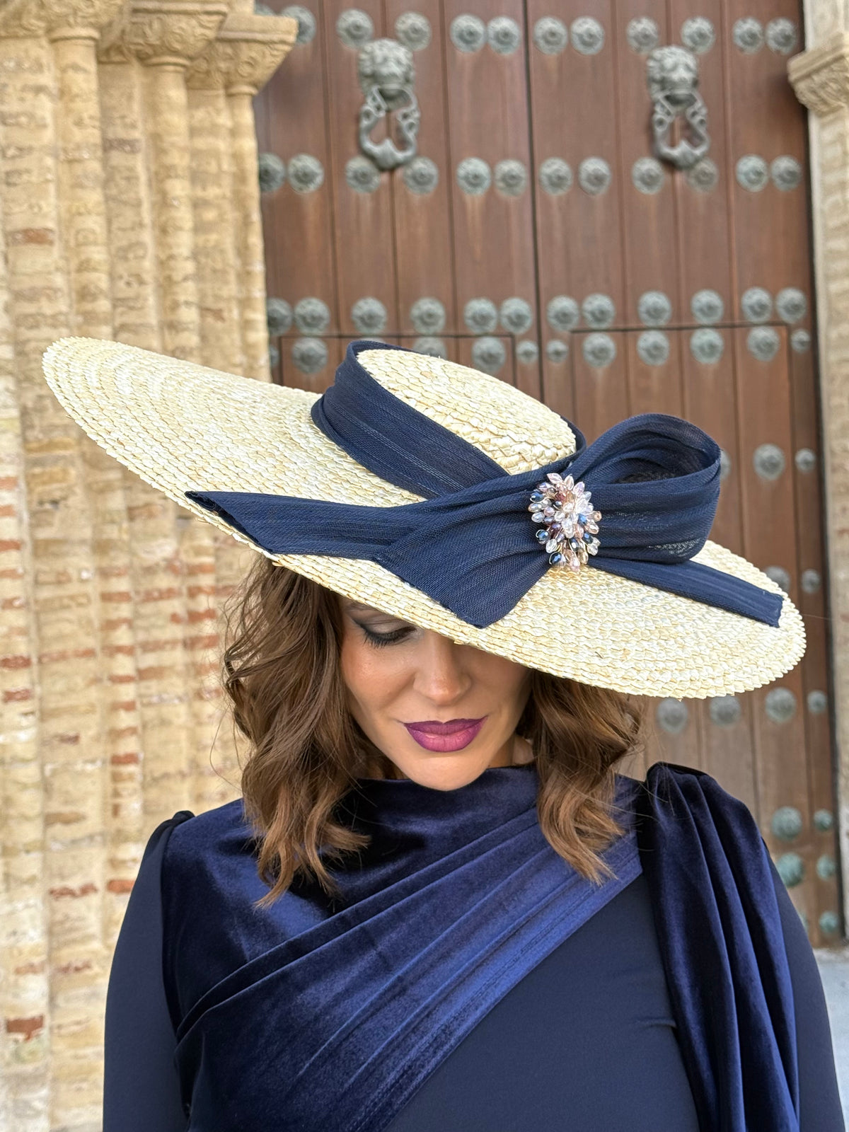 Pamela Alejandría natural con lazo azul marino y pedrería