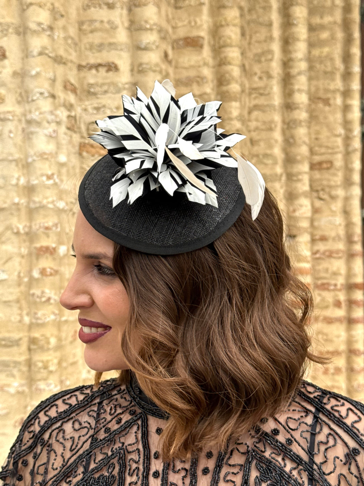 Tocado de fiesta con plumas en blanco y negro