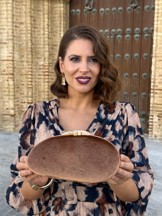 Bolso Clutch Ovalado de Terciopelo Camel