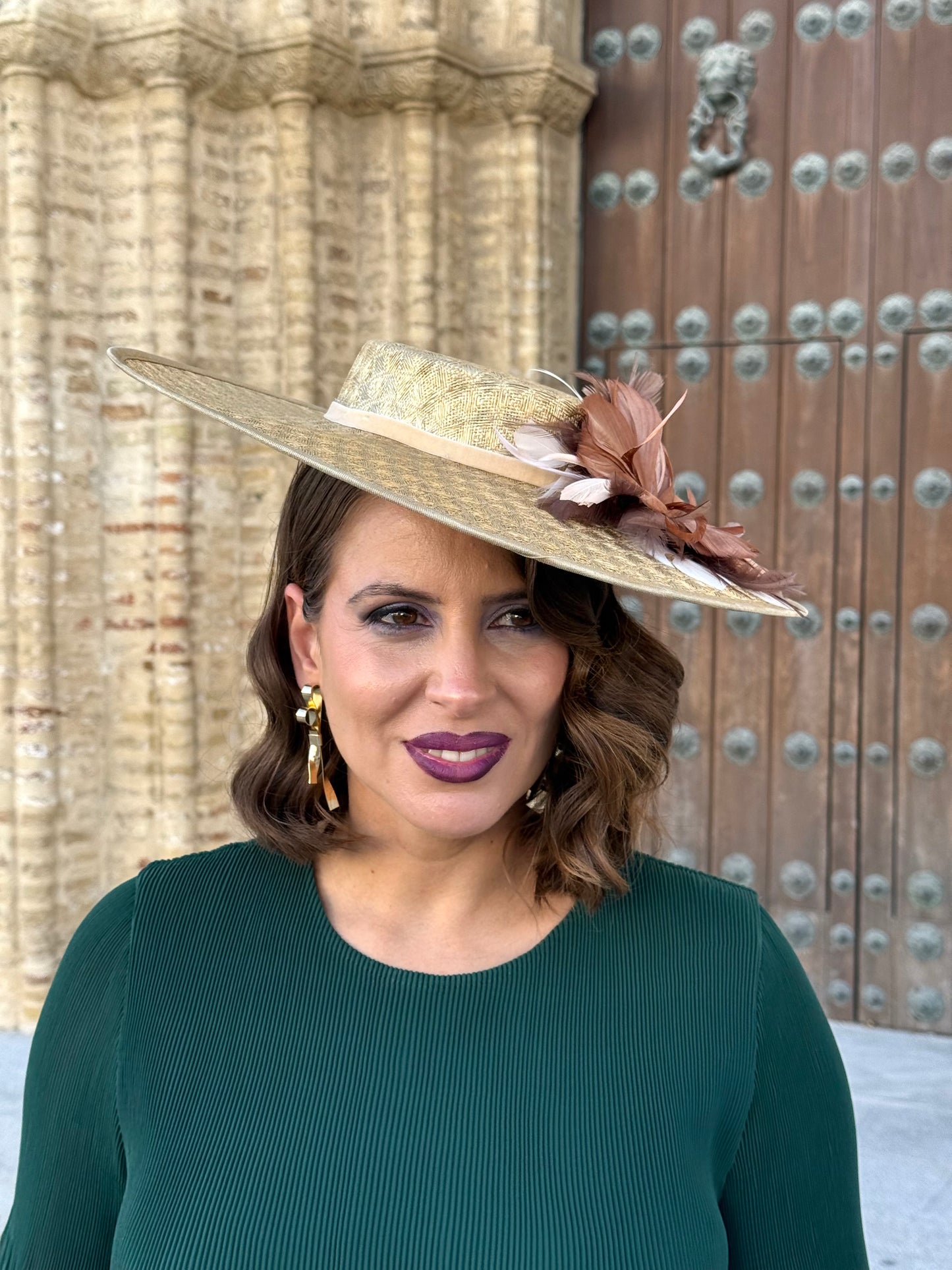 Pamela de fibra trenzada con flores de plumas