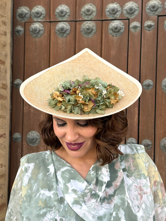 Tocado de Sinamay Natural con Hortensias