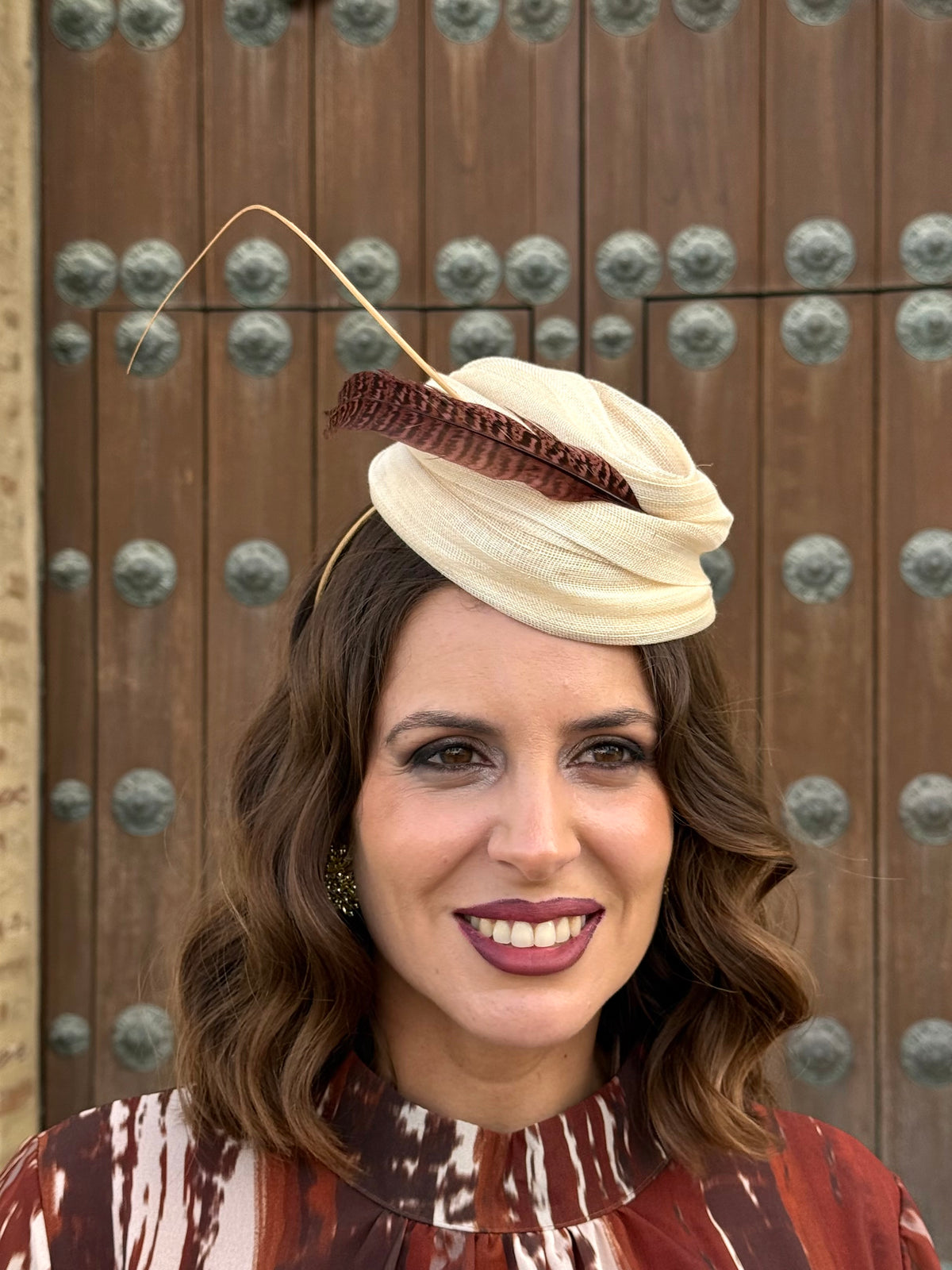 Tocado de Fiesta Leonor en Marfil con Pluma Burdeos