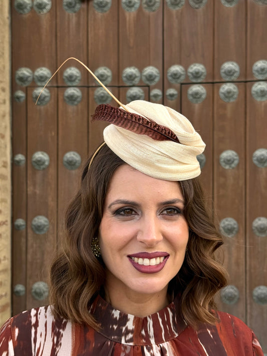 Tocado de Fiesta Leonor en Marfil con Pluma Burdeos