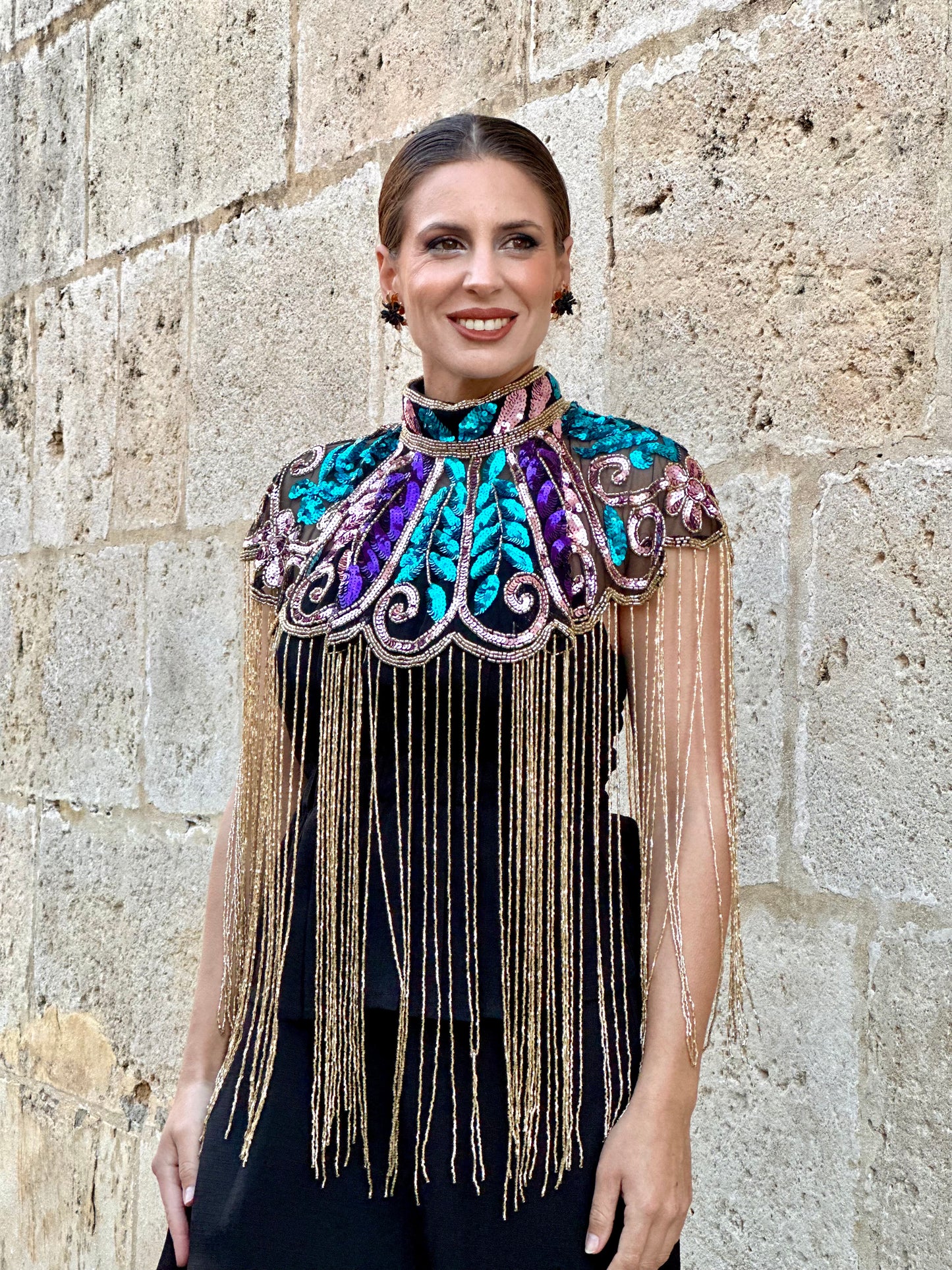 Capa de Fiesta de Pedrería Morada/Dorada