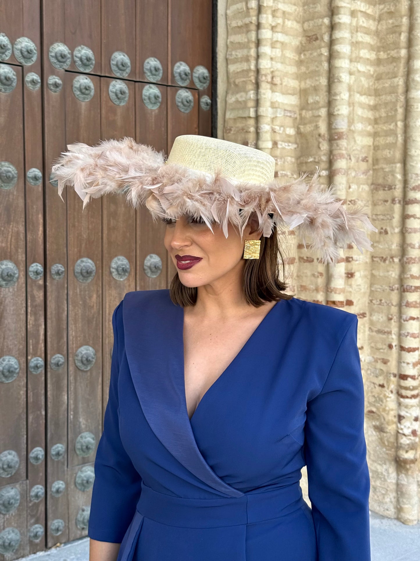 Pamela de invitada con plumas beige/Nude