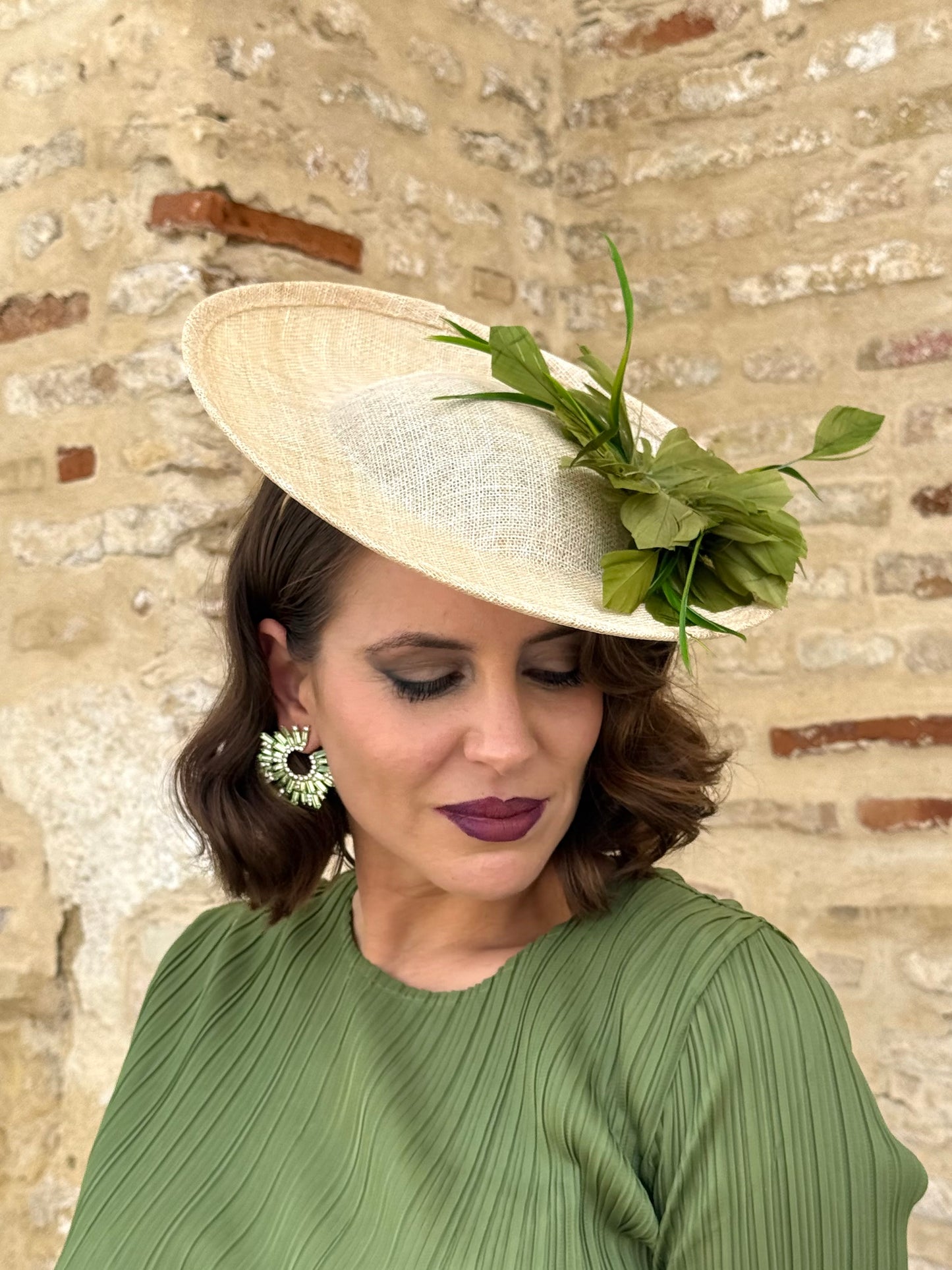 Tocado de Sinamay Natural con Plumas Verdes