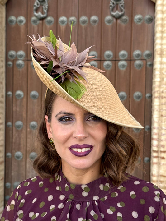 Tocado asimétrico con plumas Camel y Verde